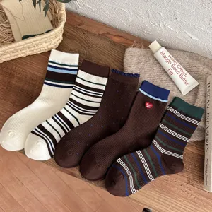 Ensemble de chaussettes rétro pour femmes avec rayures et broderie de cœur mignonne pour l'automne.