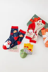 Weihnachtliche Socken mit niedlichem Weihnachtsmann und Rentier Muster, gemütliche warme Socken.