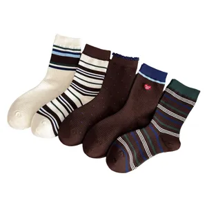 Ensemble de chaussettes mi-hautes rayées et brodées d'automne, confortables et douces.