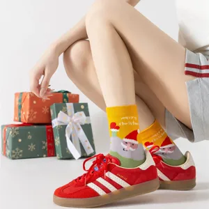 Weihnachtliche Mittelsocken aus Baumwolle für Damen mit festlichem Weihnachtsmann-Druck.