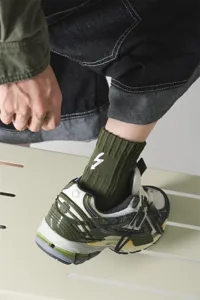 Olivgrüne Mid-Calf Baumwollsocken im Cityboy-Stil mit gesticktem weißem Blitzpfeil-Motiv.