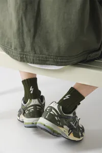 Cityboy dunkelgrüne Wadenbaumwollsocken mit weißem gesticktem Blitzen für Streetwear.