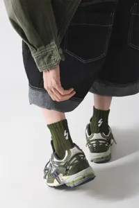 Modische Cityboy Herren Mittelsocken aus Baumwolle mit weißer Blitz-Stickerei für Alltag.