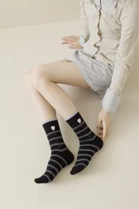 Calcetines estilo JK japonés negros con rayas azules y bordado de gato y corazón.