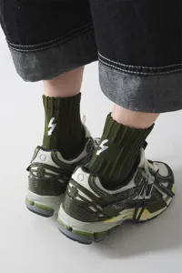 Grüne Herren Socken Baumwolle mit weißer Blitz Bestickung im Cityboy Stil Retro.
