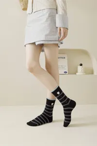 Calcetines de mujer japoneses de rayas a contraste con bordado de gato tierno estilo kawaii