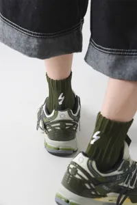 Herren dunkelgruene gerippte Socken mit weisser Blitzaenderung Detailaufnahme Stueck