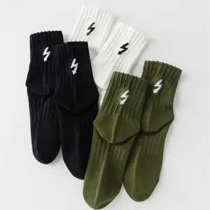 Herren Mitteltuch Baumwollsocken mit gesticktem Blitz, amerikanischer College-Stil Trend-Socken.