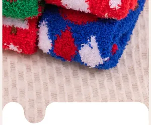Détail chaussettes de Noël en polaire corail, douces et chaudes chaussettes d'hiver.