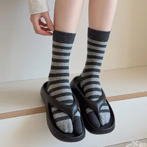 Japanese black and white striped two-toe socks split-toe socks stylish comfortable detail view