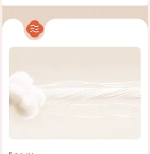 Vue détaillée du fil de polaire corail blanc épais et doux, texture duveteuse.