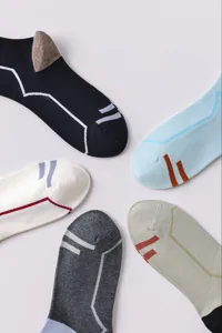 Vista detallada de calcetines deportivos de compresión para mujer en varios colores.