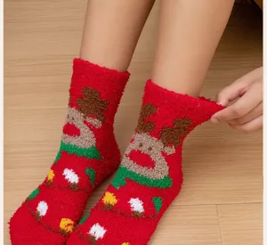 Gros plan détaillé de chaussettes de Noël rouges duveteuses avec des motifs de rennes.
