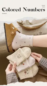 Vue détaillée de chaussettes en coton avec broderie d'ours et points colorés style rétro.