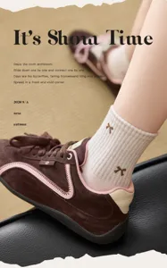 Chaussettes mi-hautes mignonnes à nœud pour femmes avec baskets rétro en daim pour l'automne.