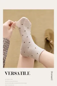 Chaussettes mi-hautes en coton douillet avec des pois bruns, idéales pour l'automne.