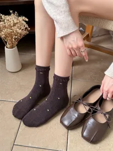 Japanische Retro braune Wadenlange Baumwollsocken mit feiner Blumenstickerei und Bündchen.