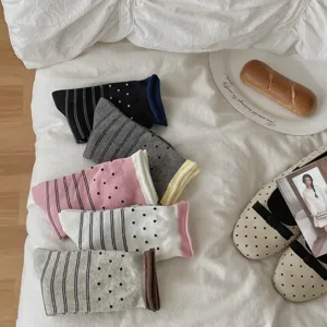 Detailansicht japanischer gestreifter und gepunkteter Socken mit kontrastierenden Bündchen.