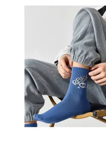 Vue détaillée de chaussettes bleues avec motif crâne pixel relax dans un style urbain.
