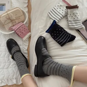 Detailansicht japanischer Mittelsocken mit Streifen und Punkten sowie kontrastierenden Bündchen.