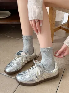 Damen graue Rippstrumpf Socken mit süßer Blumenstickerei und stilvollem Bubbleschaft.