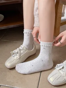 Detailaufnahme japanischer Vintage-Blumen-Wadenbaumwollsocken mit Bündchen und weichem Strick.