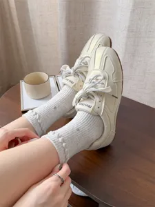 Japanische Vintage Freizeitsneakers kombiniert mit bequemen Stricksocken für Damen