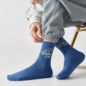 Chaussettes bleues en coton pour ados, design tendance avec motif de crâne et lettrage stylé.
