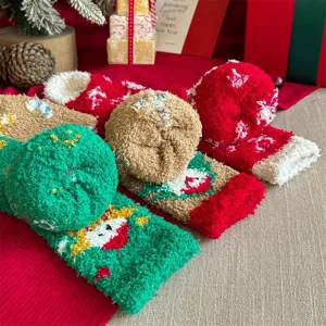 Calzini di Natale in pile corallo dettaglio, calze invernali calde e spesse per feste.