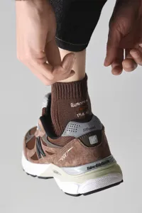 Brown ribbed cotton ankle socks for men featuring trendy letter embroidery and soft touch.