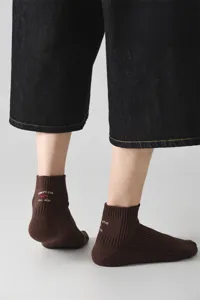 Men's brown ribbed short socks with letter embroidery, comfortable cotton casual skateboard socks.