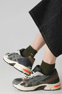 Detail view of men's ribbed ankle socks featuring stylish embroidery and comfortable fit.