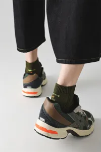 Men's cotton crew socks featuring trendy embroidered letters. Stylish retro skate apparel detail.