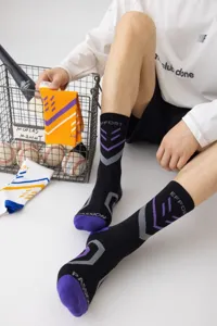 Herren Sport Basketball Socken mit trendigem Streifenmuster und bequemer Passform fur das Training.