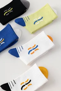 Detailaufnahme von herren farbblockierten sportsocken mit kontrastierenden streifen.