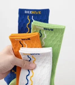 Heren ademende sportsokken met stijlvol honingraatpatroon en kleurrijke geribbelde boorden.