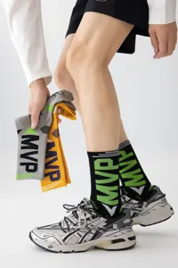 Nahaufnahme von Herren Sport Socken mit auffälligem Buchstabenmuster und elastischen Bündchen.
