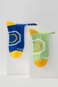 Detailansicht von sportlichen Wadenstrümpfen mit Farbblock-Design und geometrischen Mustern.