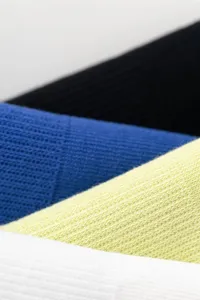 Nahaufnahme von Herren Baumwoll Socken mit feiner Rippstrick Textur in verschiedenen Farben.