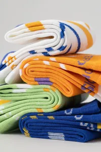 Detailaufnahme bunter Herren Sportsocken, ordentlich gestapelt, atmungsaktive Baumwolle Sportkleidung.
