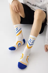 Detailansicht von Herren Sport Socken mit gestreiften Mustern und inspirierenden Texten.