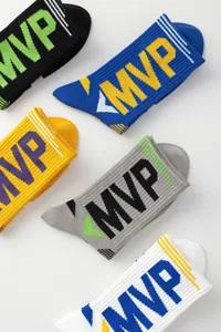 Herren Sport Basketball Socken mit Buchstabenmuster, nahtloses Doppelgarn Mid-Tube Design.