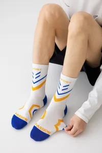 Herren Sport Socken Mittlere Waden Länge für Laufen Basketball stilvolle weiße Baumwolle.