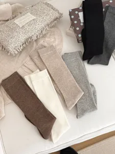 Detailansicht einfarbiger Strick-Wadensocken in verschiedenen Alltagsfarben, bequeme Textur.