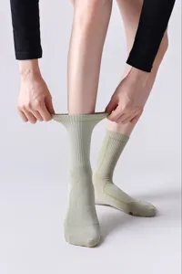 Calcetines de compresión para mujer para correr fitness y yoga con líneas acanaladas.