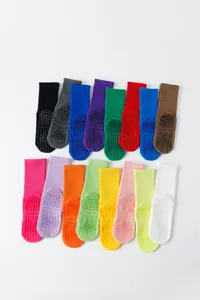 Bunte rutschfeste Yogasocken für Damen, mittelhohe Pilates- und Fitnesssocken mit Grip.