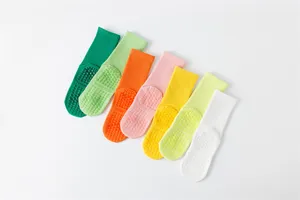 Detailaufnahme bunter Anti-Rutsch Yoga Socken mit Noppen für Damen Fitness Pilates Training.