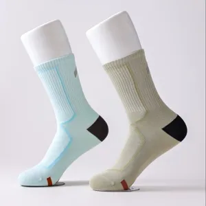 Calcetines de compresion deportivos para mujer correr fitness con diseño de lineas transpirables.