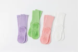 Rutschenfeste Yoga-Socken Detailansicht mit bunten Noppen und weichen Rippbündchen für Sport.