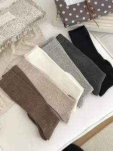 Detailaufnahme einfarbiger Kompressions-Wadensocken, weicher Strickstoff, gemütlich.
